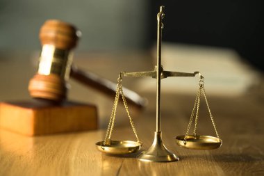 Tahta masa arkasında bulanık kitaplarla tartılar ve tokmaklar