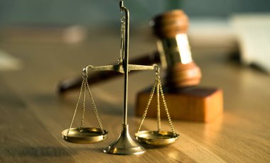 Tahta masa arkasında bulanık kitaplarla tartılar ve tokmaklar