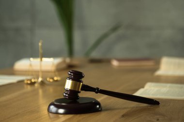 Tahta masa arkasında bulanık kitaplarla tartılar ve tokmaklar