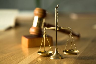 Tahta masa arkasında bulanık kitaplarla tartılar ve tokmaklar