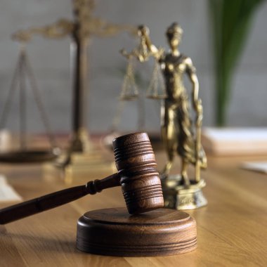 Tahta masa arkasında bulanık kitaplarla tartılar ve tokmaklar