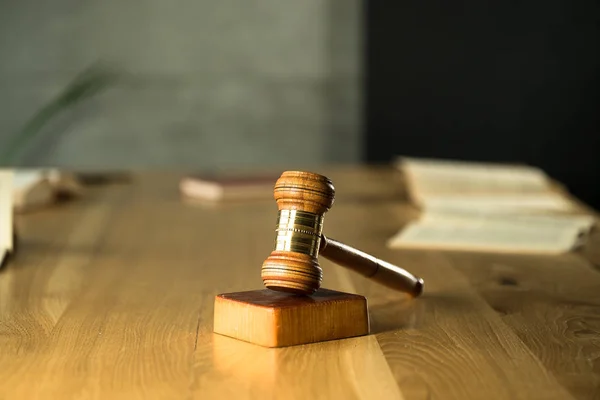 Gavel Fundo Mesa Madeira Com Livros Embaçados — Fotografia de Stock