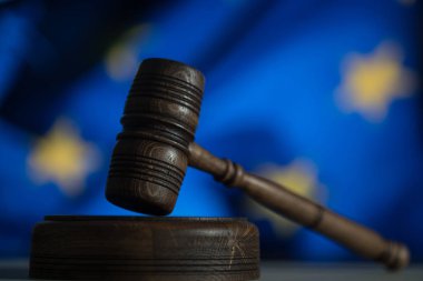 Yargıç Tokmak bulanık arkaplan üzerine