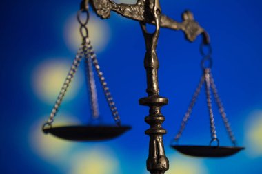 Avro bayrağının bulanık arkaplanında adalet terazisi