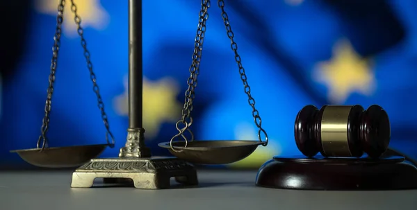 Hukuk ve adalet sembolleri, bulanık masa arkaplanı.