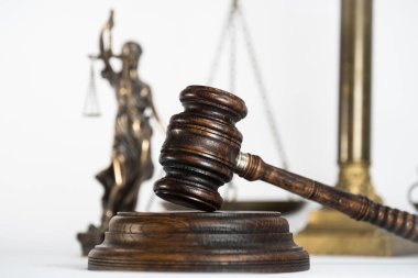 Beyaz arka planda izole edilmiş hukuk ve adalet sembolleri