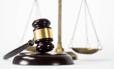 Beyaz arka planda izole edilmiş hukuk ve adalet sembolleri