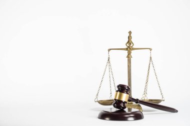 Beyaz arka planda izole edilmiş hukuk ve adalet sembolleri