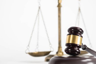 Beyaz arka planda izole edilmiş hukuk ve adalet sembolleri