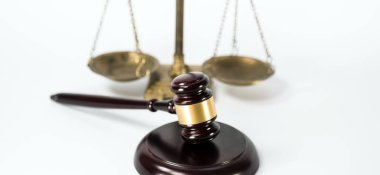 Beyaz arka planda izole edilmiş hukuk ve adalet sembolleri