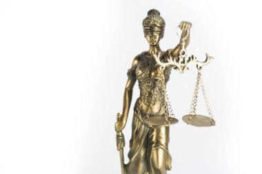 Kör Tanrıçalar beyaz arka planda izole edilmiş pulları tutuyorlar.