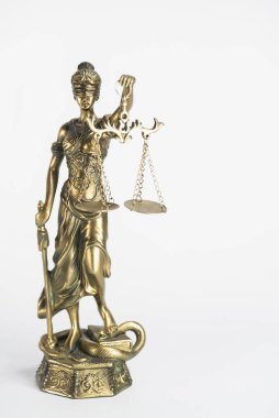 Kör Tanrıçalar beyaz arka planda izole edilmiş pulları tutuyorlar.