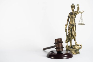 Tahta yargıç tokmak beyaz arka planda izole