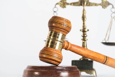 Beyaz arka planda izole edilmiş hukuk ve adalet sembolleri
