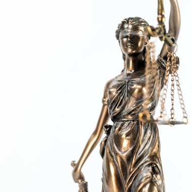 Kör Tanrıçalar beyaz arka planda izole edilmiş pulları tutuyorlar.