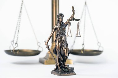 Kör Tanrıçalar beyaz arka planda izole edilmiş pulları tutuyorlar.