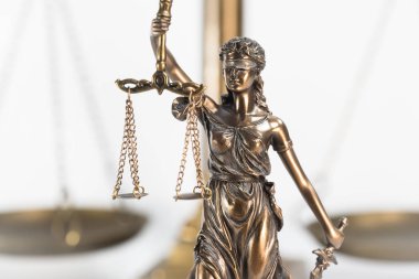 Kör Tanrıçalar beyaz arka planda izole edilmiş pulları tutuyorlar.