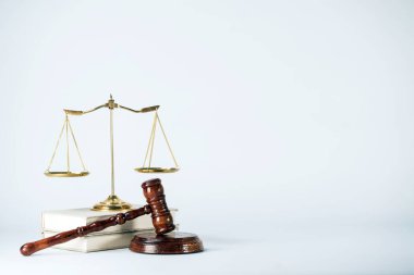Beyaz arka planda izole edilmiş hukuk ve adalet sembolleri