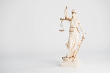 Kör Tanrıçalar beyaz arka planda izole edilmiş pulları tutuyorlar.