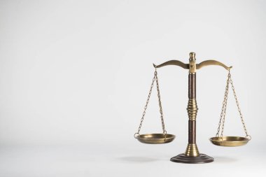 Beyaz arka plan üzerinde izole adaletin terazisi
