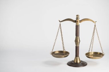 Beyaz arka plan üzerinde izole adaletin terazisi