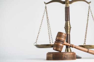 Beyaz arka planda izole edilmiş hukuk ve adalet sembolleri