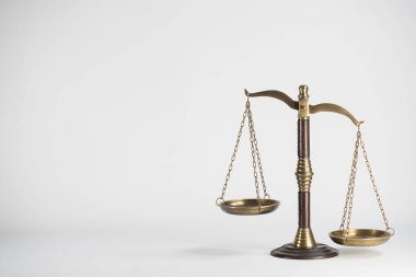 Beyaz arka plan üzerinde izole adaletin terazisi