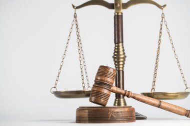 Beyaz arka planda izole edilmiş hukuk ve adalet sembolleri