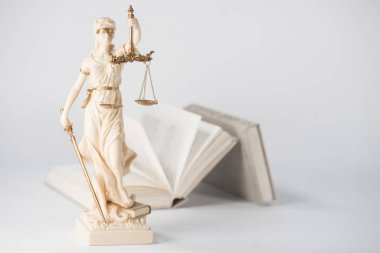 Kör Tanrıçalar beyaz arka planda izole edilmiş pulları tutuyorlar.