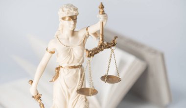 Kör Tanrıçalar beyaz arka planda izole edilmiş pulları tutuyorlar.