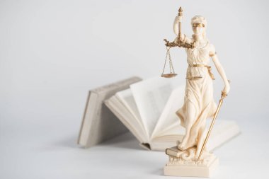 Kör Tanrıçalar beyaz arka planda izole edilmiş pulları tutuyorlar.