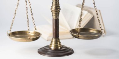 Beyaz arka plan üzerinde izole adaletin terazisi