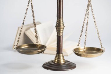 Beyaz arka plan üzerinde izole adaletin terazisi