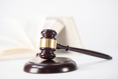 Tahta yargıç tokmak beyaz arka planda izole