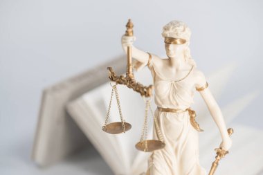 Kör Tanrıçalar beyaz arka planda izole edilmiş pulları tutuyorlar.