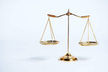 Beyaz arka plan üzerinde izole adaletin terazisi