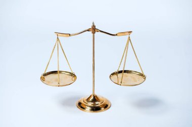 Beyaz arka plan üzerinde izole adaletin terazisi