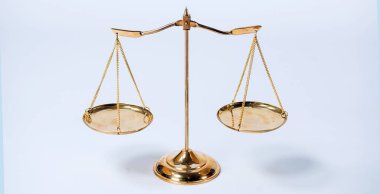 Beyaz arka plan üzerinde izole adaletin terazisi