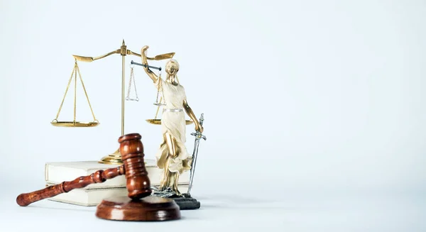 Symbole Von Recht Und Gerechtigkeit Isoliert Auf Weißem Hintergrund — Stockfoto