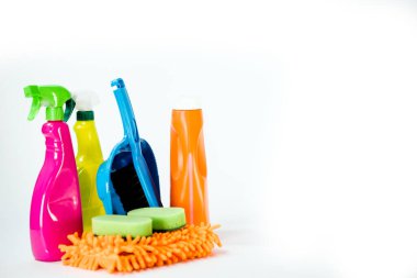 Temizlik için renkli aletler. Ev temizliği konsepti. Temizlik kiti beyaz arkaplanda izole edildi.