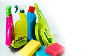 Temizlik için renkli aletler. Ev temizliği konsepti. Temizlik kiti beyaz arkaplanda izole edildi.