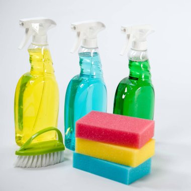 Temizlik için renkli aletler. Ev temizliği konsepti. Temizlik kiti beyaz arkaplanda izole edildi.