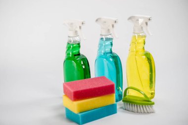 Temizlik için renkli aletler. Ev temizliği konsepti. Temizlik kiti beyaz arkaplanda izole edildi.