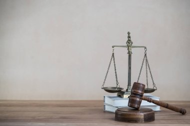 Ahşap masa arkasında hukukun ve adaletin sembolleri