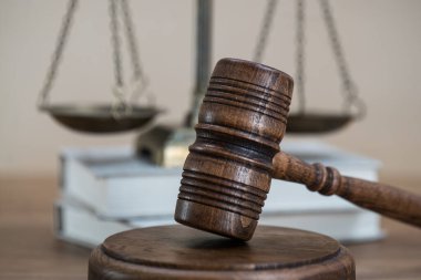 Ahşap masa arkasında hukukun ve adaletin sembolleri