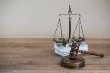 Ahşap masa arkasında hukukun ve adaletin sembolleri