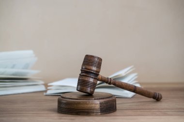 Gavel ahşap masa arkaplanında belgelerle