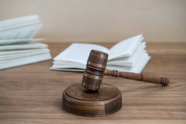 Gavel ahşap masa arkaplanında belgelerle