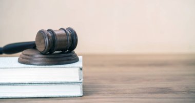 Gavel ahşap masa arkaplanında belgelerle