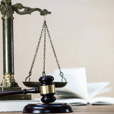 Ahşap masa arkasında hukukun ve adaletin sembolleri